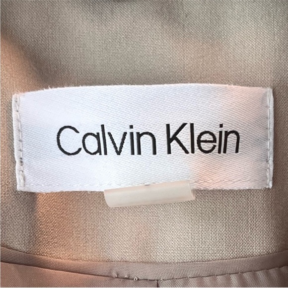Calvin Klein Women's Two Button Lux Blazer
Size 6 - Picture 7 of 7